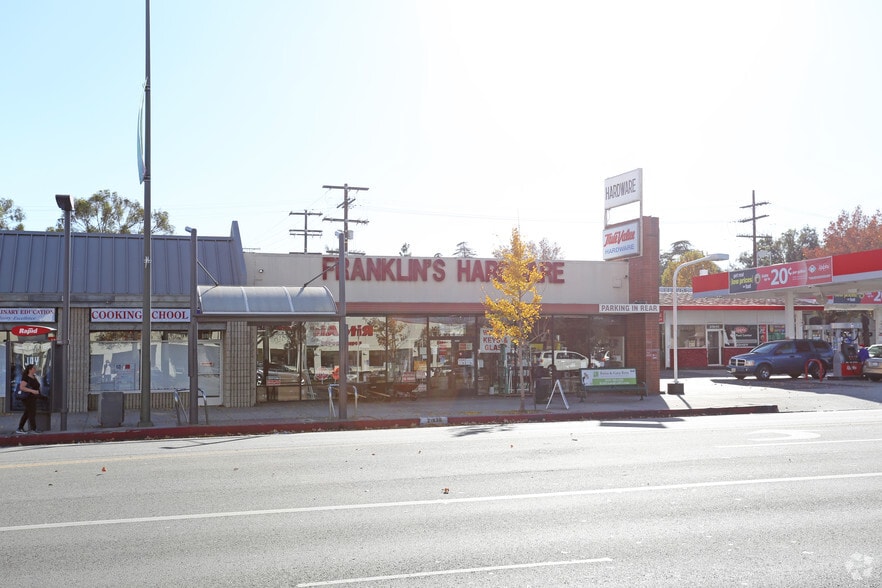 More Photos Of 21930-21932 Ventura Blvd, Woodland Hills Storefront For Lease