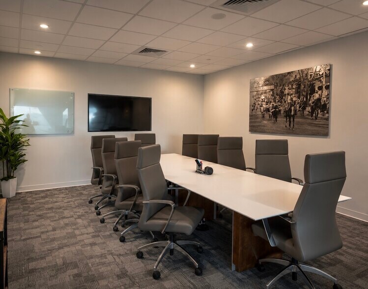 More Photos Of 600 W 6th St, Fort Worth Coworking Space