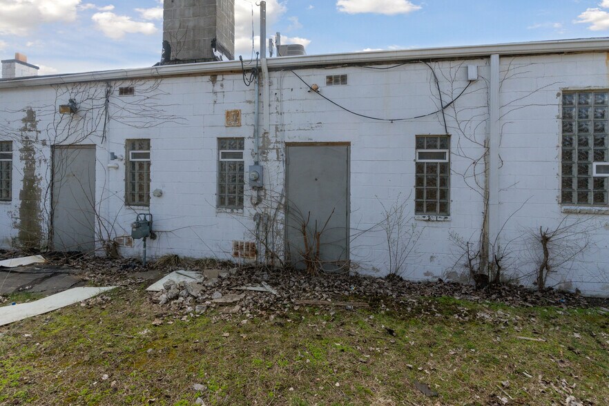 More Photos Of 13030 Puritan St, Detroit Office For Sale