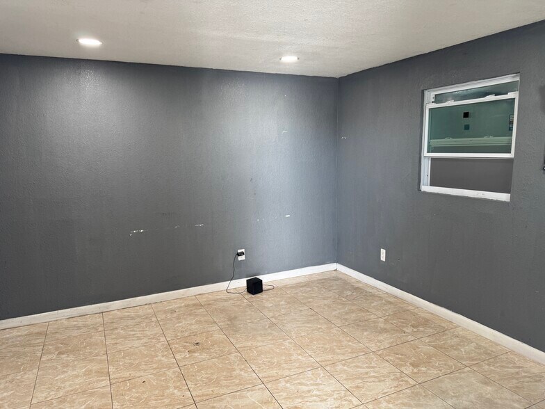 More Photos Of 3901 NE 5th Ter, Oakland Park Warehouse For Lease