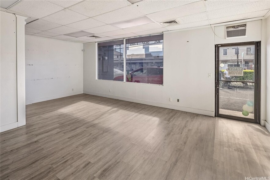 More Photos Of 2046 N King St, Honolulu Storefront Retail Office For Sale