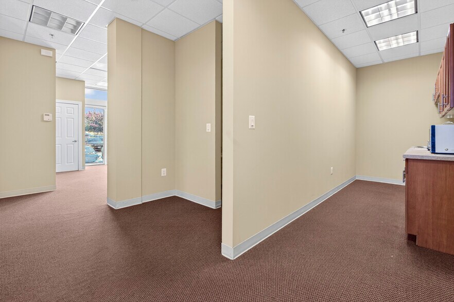 More Photos Of 46165 Westlake Dr, Sterling Medical For Sale