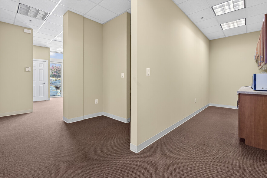 More Photos Of 46165 Westlake Dr, Sterling Medical For Sale