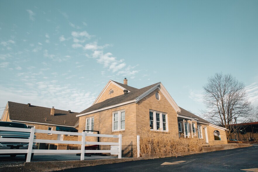 More Photos Of 355 N College Ave, Fayetteville Office For Sale