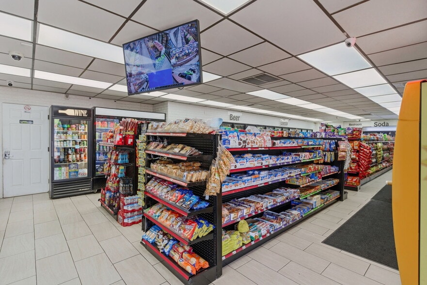 More Photos Of 8101 E Brundage Ln, Bakersfield Service Station For Sale