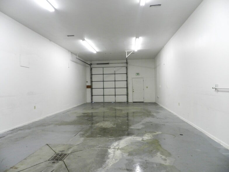 More Photos Of 3045 Aerotech Pky, Montrose Warehouse For Lease