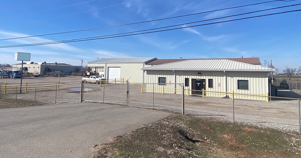 More Photos Of 1206 SE 4th St, Lindsay Manufacturing For Sale