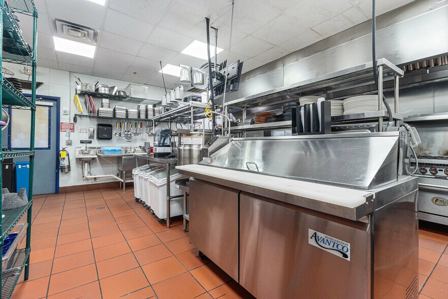 More Photos Of 1105 Main St, Forest Park Freestanding For Lease