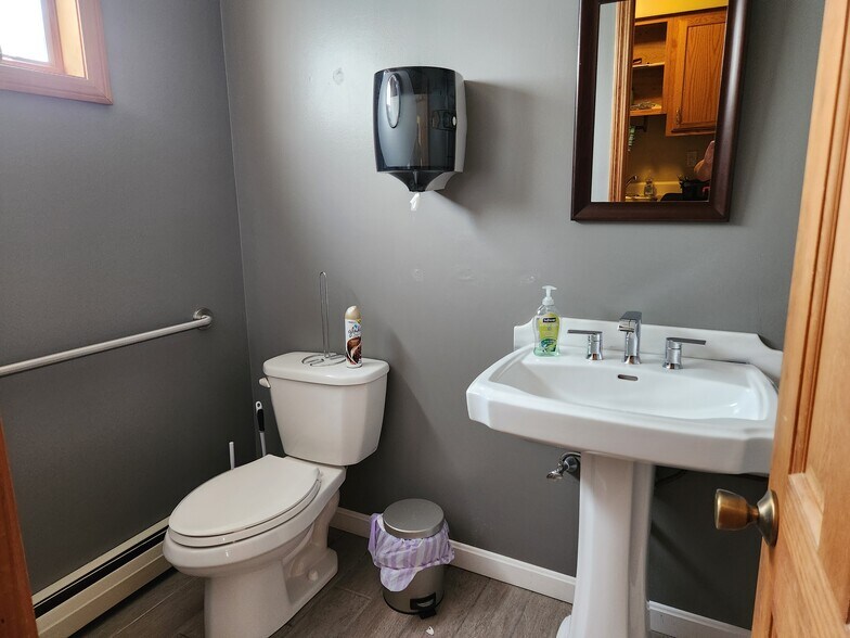 More Photos Of 53 -55 Rte 30 N, Castleton Flex For Sale