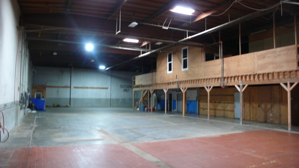 More Photos Of 741 S Airport Way, Stockton Showroom For Lease