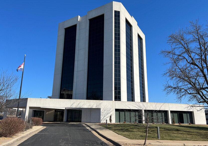 More Photos Of 300 John Q. Hammons Pky, Springfield Office For Lease