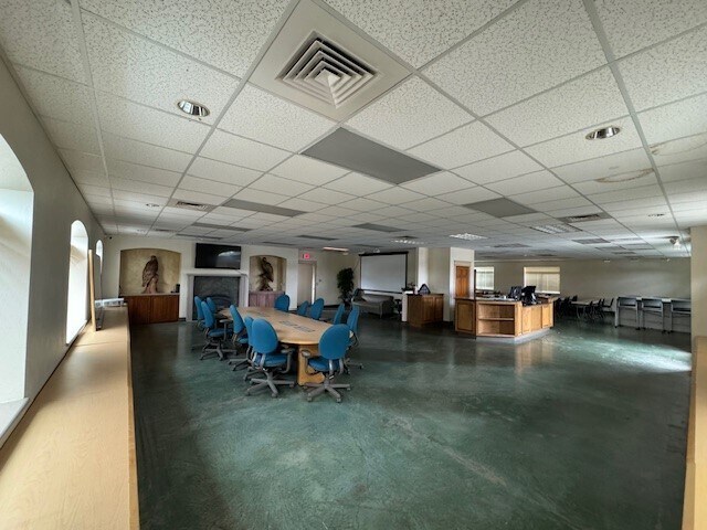 More Photos Of 2053 Laura St, Springfield Showroom For Lease