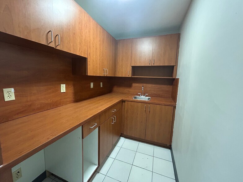 More Photos Of 5100 Hollywood Blvd, Hollywood Medical For Lease