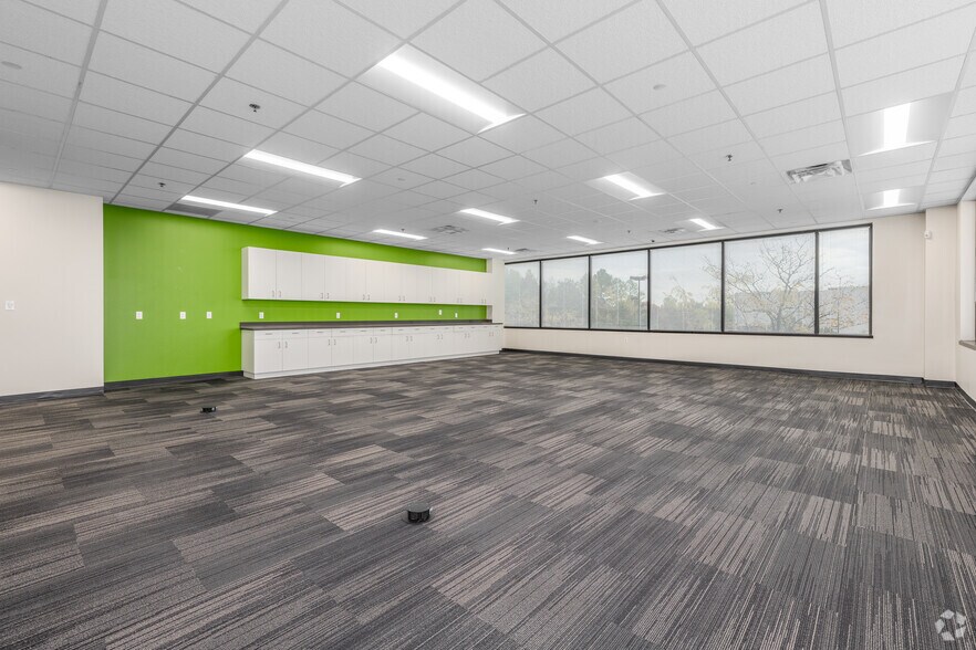 More Photos Of 9920 Franklin Square Dr, Nottingham Medical For Lease