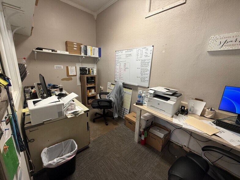 More Photos Of 1404 W Gentry Pky, Tyler Freestanding For Sale