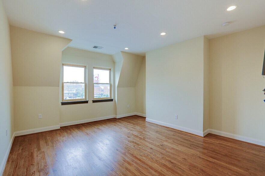 More Photos Of 1609 St. Paul St, Baltimore Office For Sale