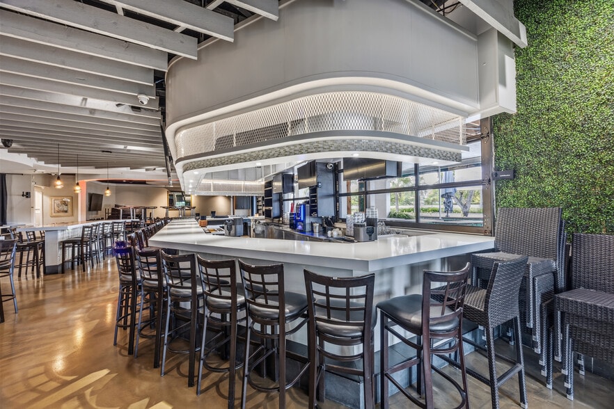 More Photos Of 1585 Pine Ridge Rd, Naples Restaurant For Lease