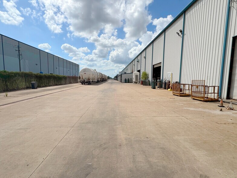More Photos Of 1411 Transport Dr, Baytown Manufacturing For Lease