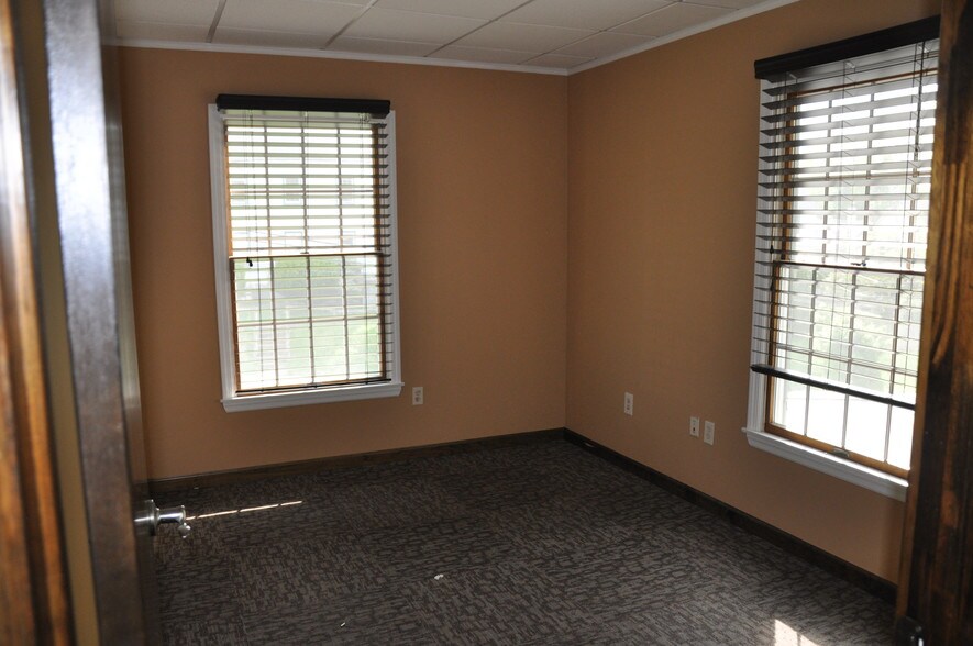More Photos Of 5 Ravine Dr, Matawan Medical For Lease