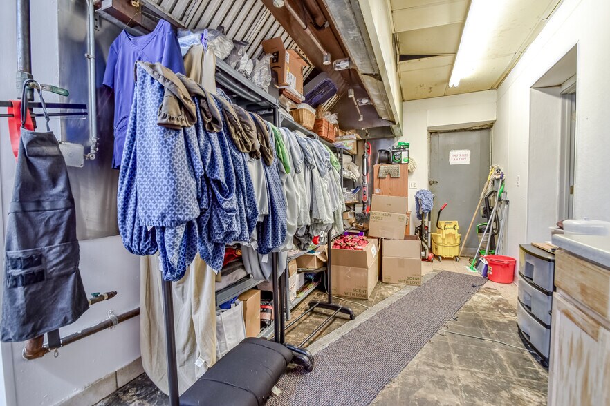 More Photos Of 1366 E 346th St, Eastlake Restaurant For Sale