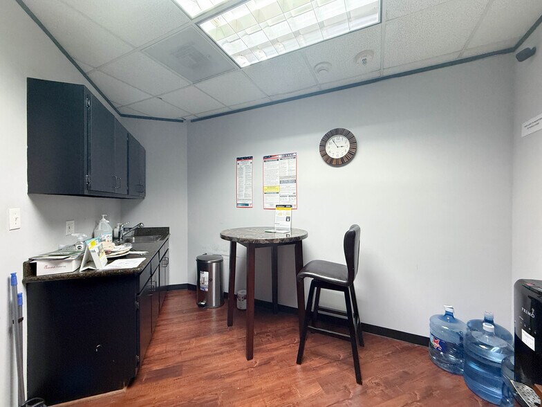 More Photos Of 6100 Corporate Dr, Houston Office For Sale