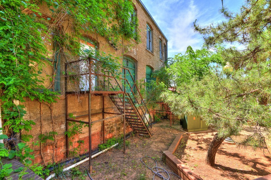 More Photos Of 324 W Oklahoma Ave, Guthrie Storefront Retail Residential For Lease