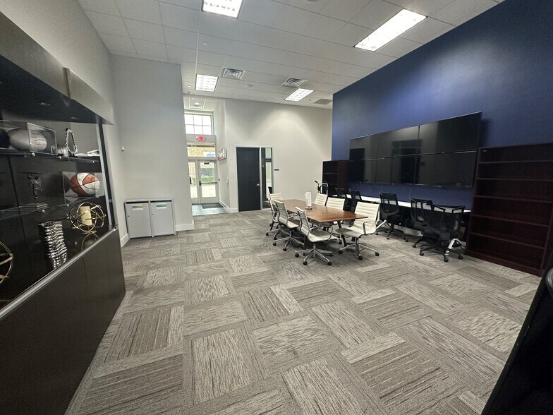 More Photos Of 1046 Texan Trl, Grapevine General Retail For Lease