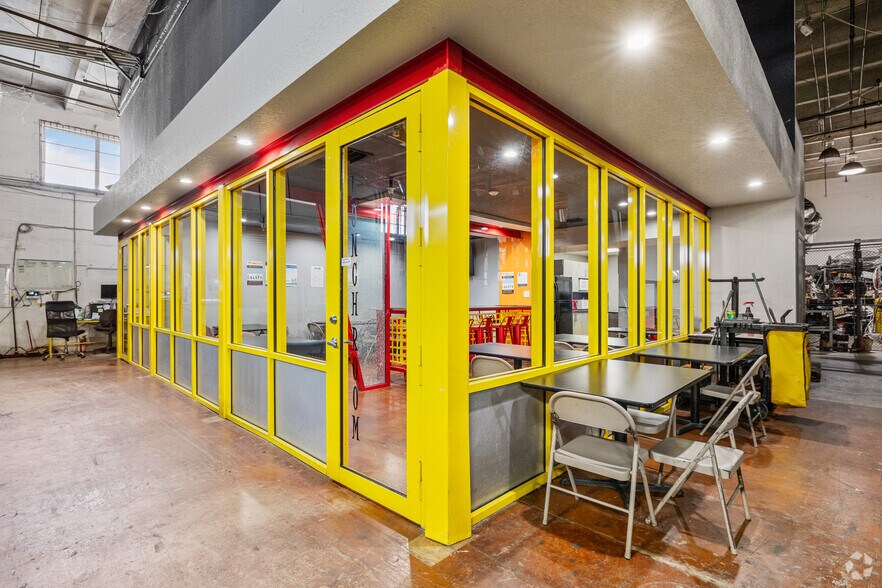 More Photos Of 3320-3350 W 17th Ct, Hialeah Manufacturing For Lease