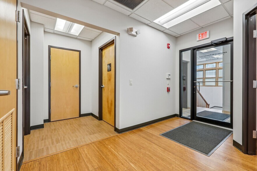 More Photos Of 92 Union Ave, Cresskill Office For Sale