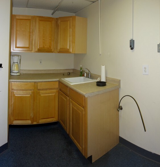 More Photos Of 8433 Backlick Rd, Lorton Flex For Lease