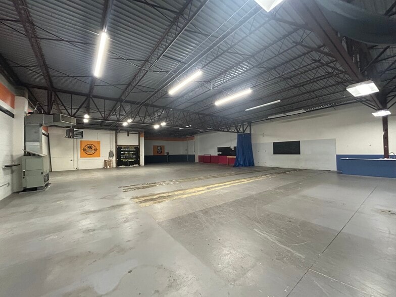 More Photos Of 640 Matthews Mint Hill Rd, Matthews Showroom For Lease