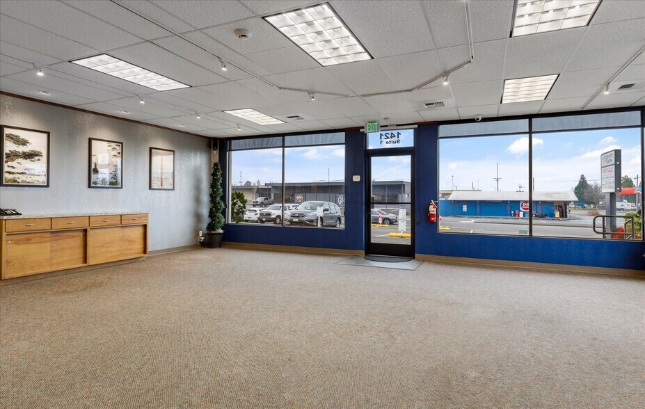 More Photos Of 1421 SW Barlow St, Oak Harbor General Retail For Sale