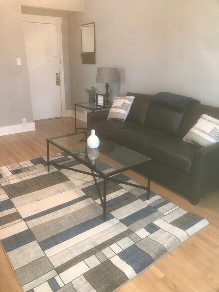 More Photos Of 933 18th St, Des Moines Apartments For Sale