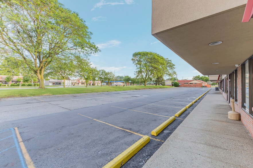 More Photos Of 36886 Ryan Rd, Sterling Heights Supermarket For Sale
