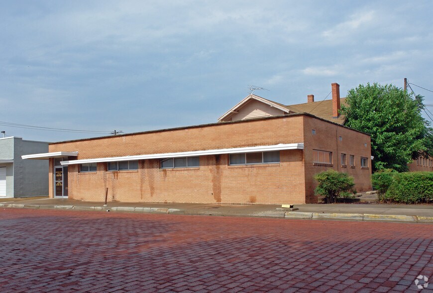 More Photos Of 621 Baltimore St, Plainview Office For Sale