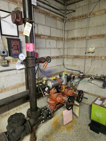 More Photos Of 2708-2714 S 9th Ave, Broadview Manufacturing For Sale