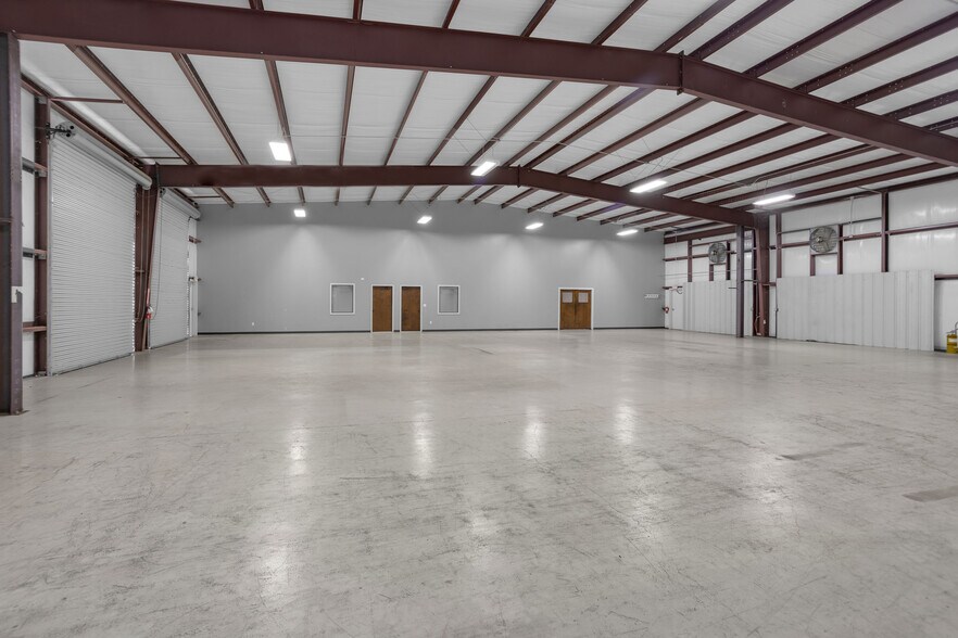 More Photos Of 2418 N Frazier, Conroe Warehouse For Lease