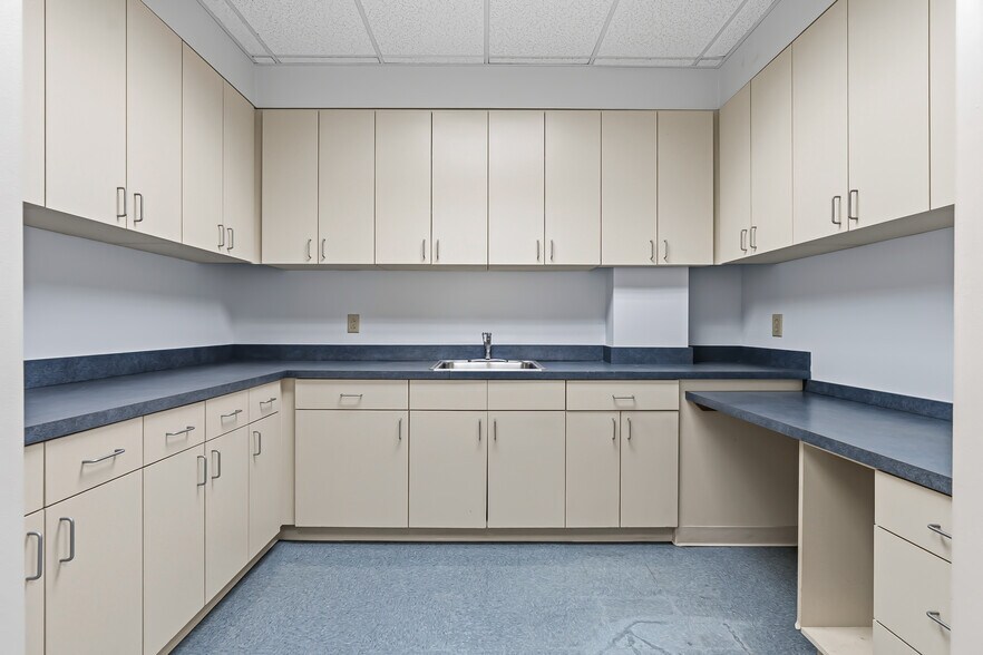 More Photos Of 3731 NW Cary Pky, Cary Medical For Sale