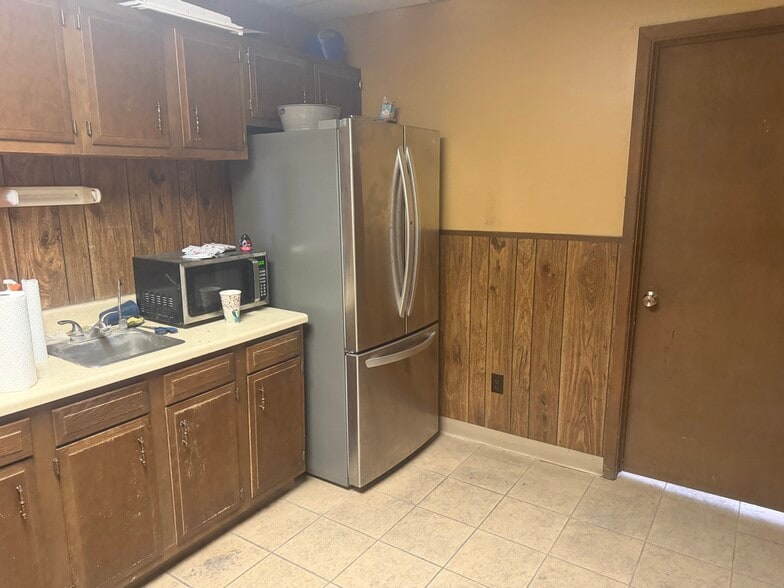 More Photos Of 1606 S Regal Ave, Odessa Warehouse For Sale