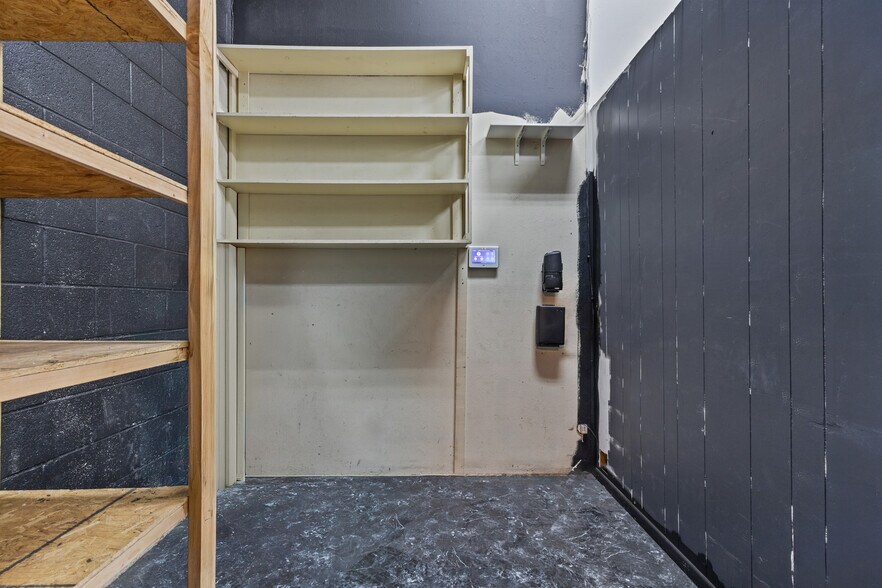 More Photos Of 204 E 11th St, Los Angeles General Retail For Sale