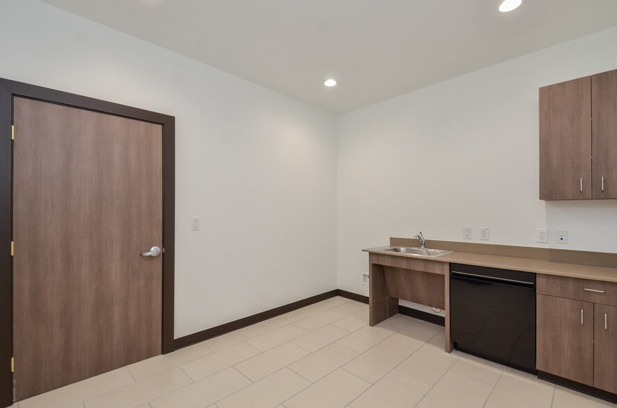 More Photos Of 800 Bonaventure Way, Sugar Land Medical For Sale