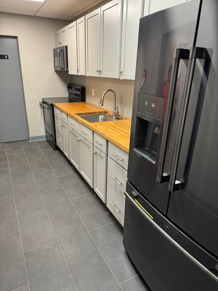 More Photos Of 2511 W Bay St, Savannah Service For Lease