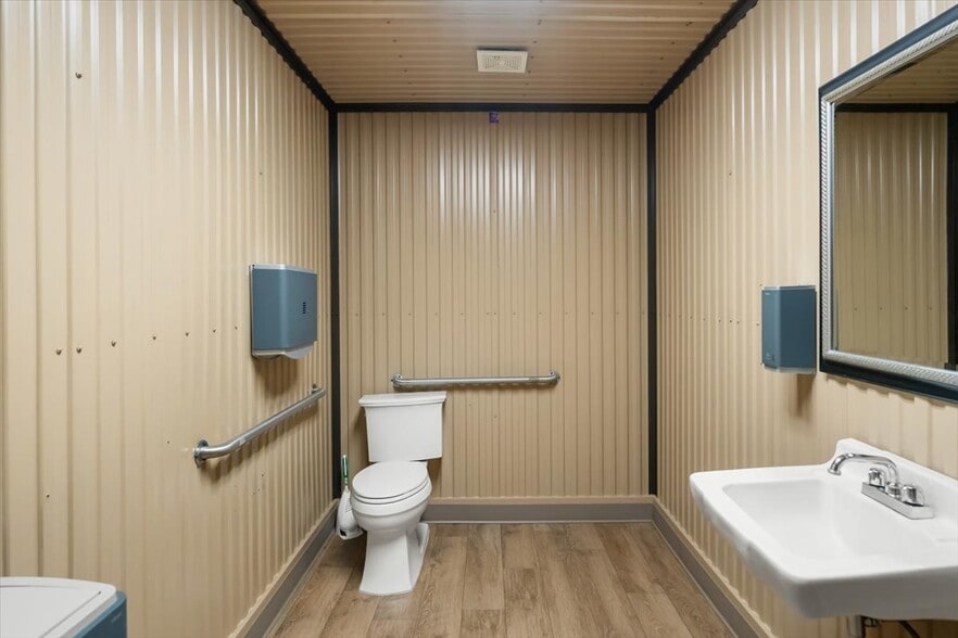 More Photos Of 360 College Ave, Weed Showroom For Sale