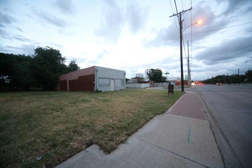 More Photos Of 1001-1007 Singleton Blvd, Dallas Land For Sale