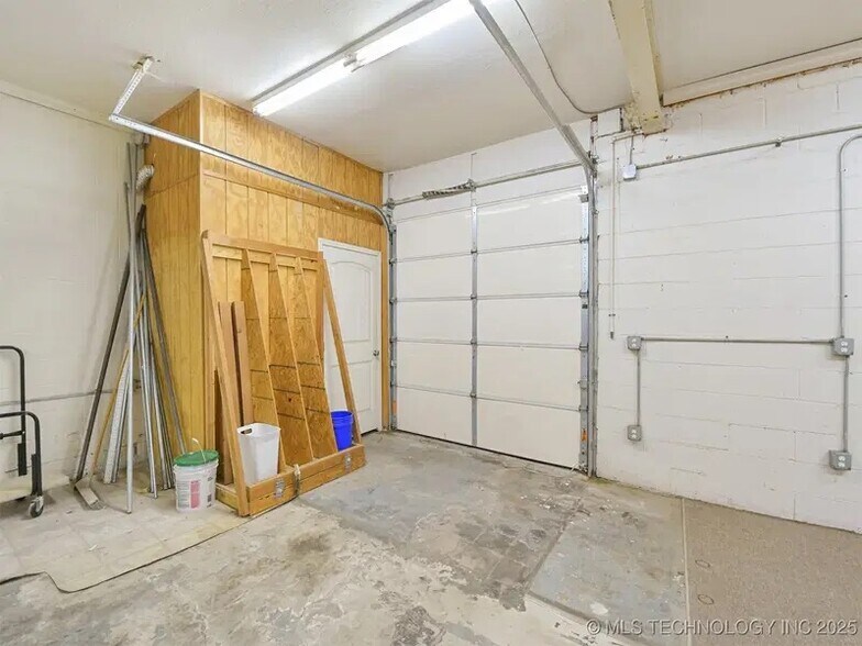 More Photos Of 600 N Commerce St, Ardmore General Retail For Lease