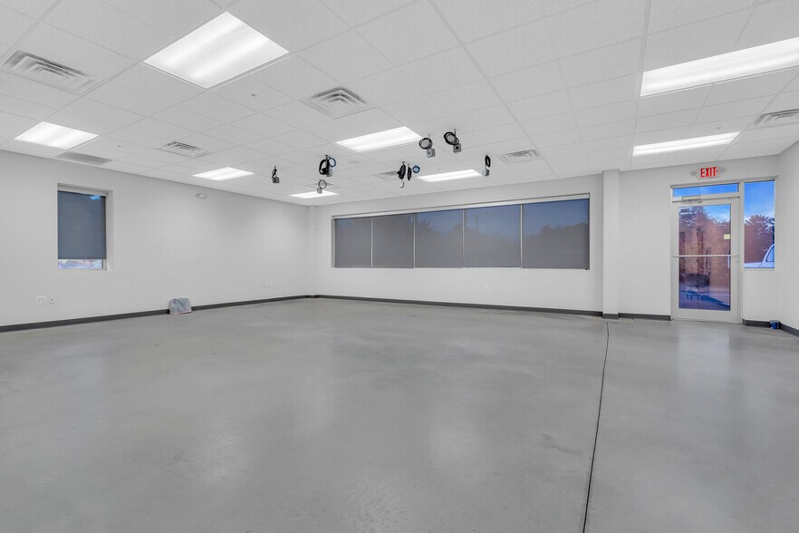 More Photos Of 1001 Corporate Cir, Toms River Warehouse For Lease