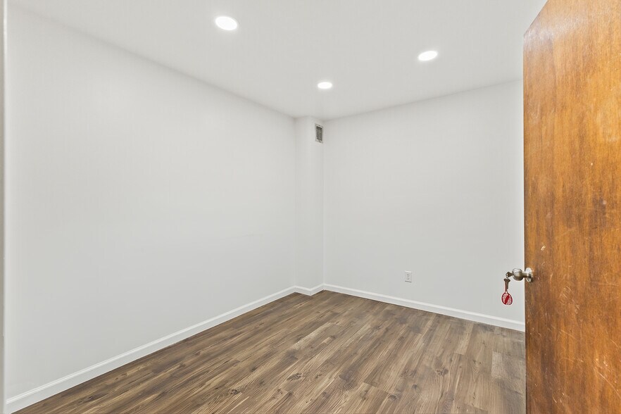 More Photos Of 309 E Springbrook Dr, Johnson City Flex For Lease