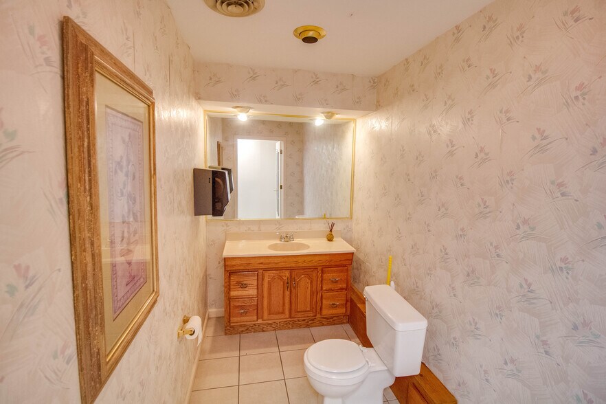 More Photos Of 319-321 Ridge St, Alton Showroom For Sale