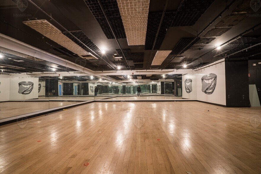 More Photos Of 200 Central Park S, New York Multifamily For Sale