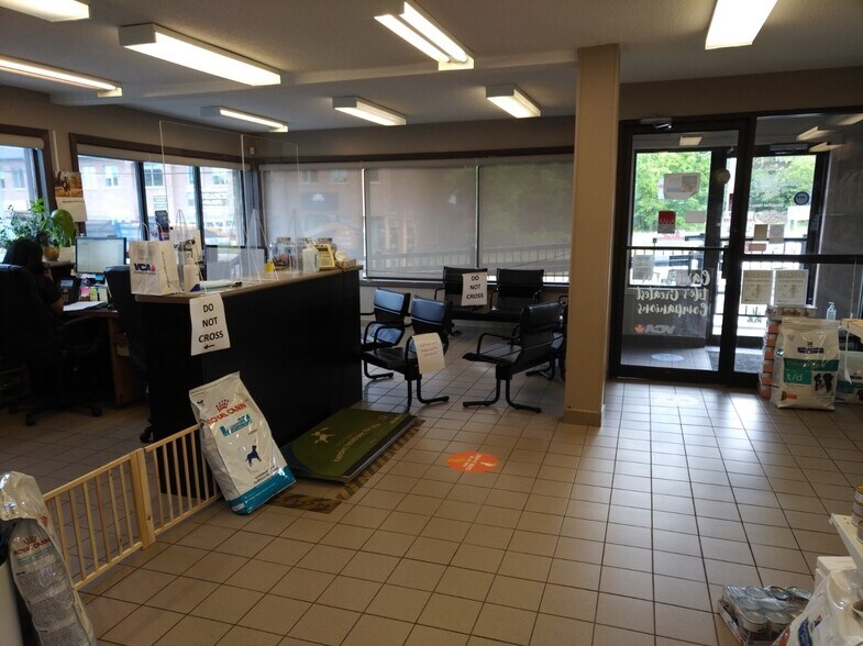 More Photos Of 421 Dundas St E, Whitby Freestanding For Lease